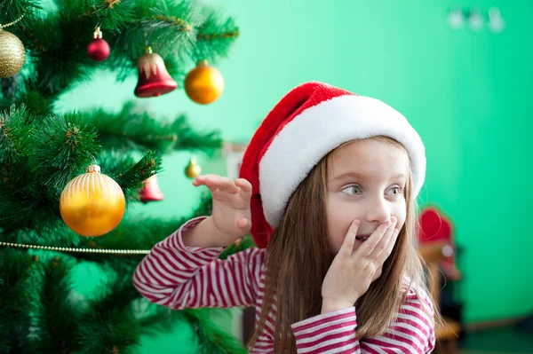 Маленькая девочка в шляпе Санта Клауса — стоковое фото