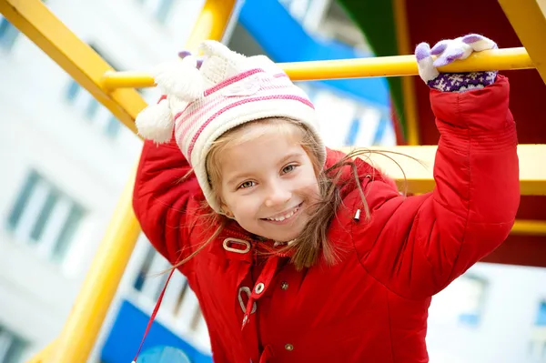 Kleines Mädchen auf dem Spielplatz — Stockfoto