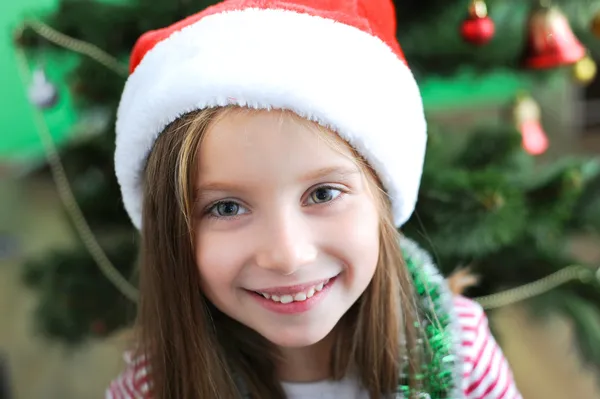 Petite fille avec chapeau de Père Noël — Photo