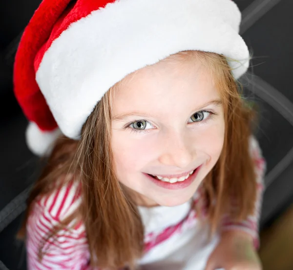 Petite fille avec chapeau de Père Noël — Photo