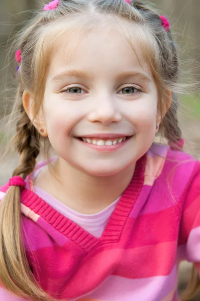 어린 소녀 미소 — 스톡 사진