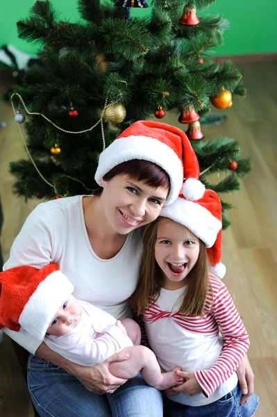 Familie în pălării de Crăciun — Fotografie, imagine de stoc