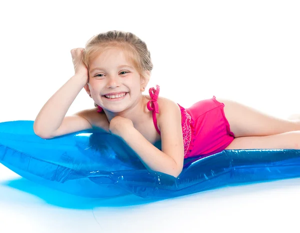 एक inflatable चटई वर सुंदर लहान मुलगी — स्टॉक फोटो, इमेज