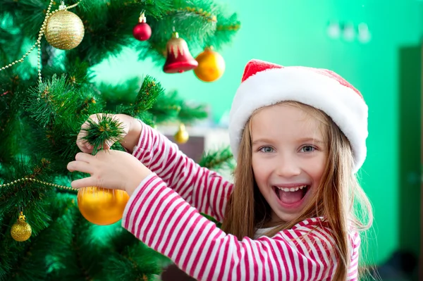 Klein meisje in de Kerstman hoed — Stockfoto