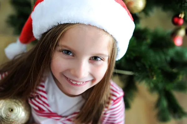 Liten flicka med santa hatt — Stockfoto