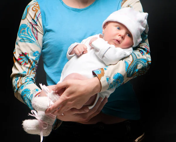 Baby in mother's hands — Stock Photo, Image