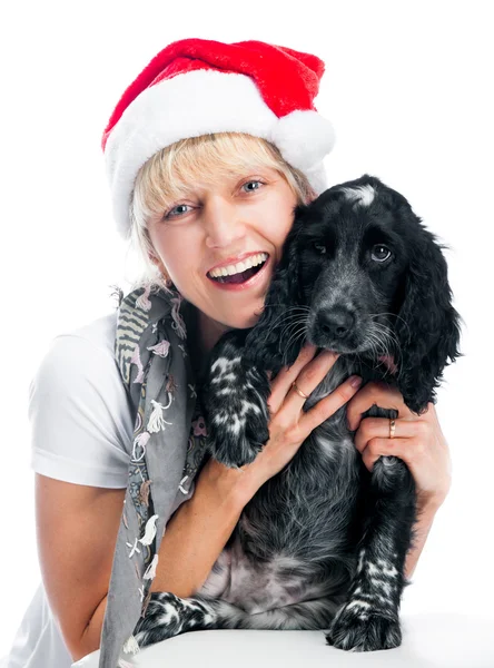 Mulher e cão em chapéus de santa — Fotografia de Stock