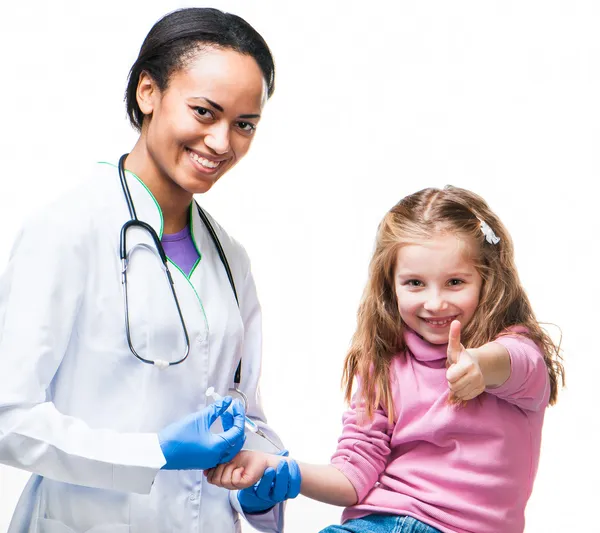 Arzt spritzt einem Kind Impfstoff — Stockfoto