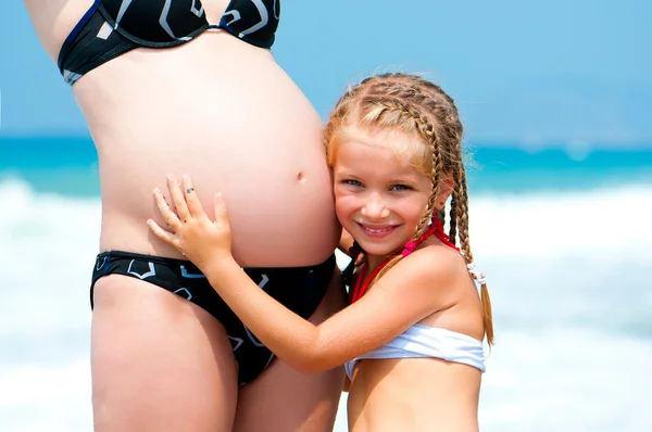 Mädchen mit einem Bauch von schwangerer Mutter — Stockfoto