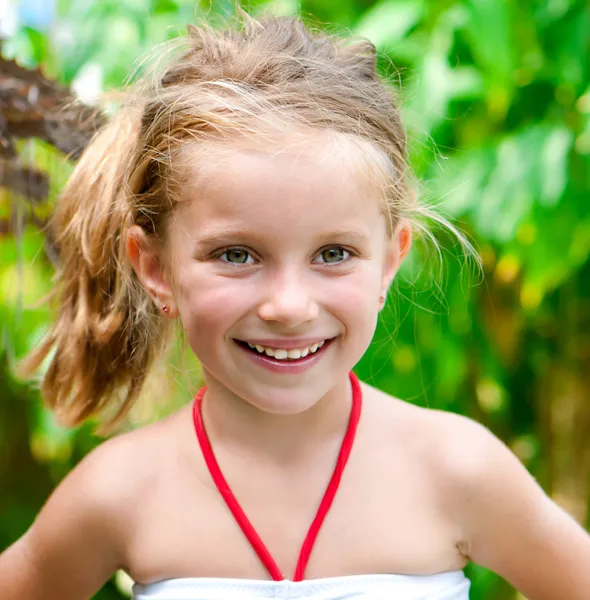 Gesicht eines lächelnden Mädchens — Stockfoto