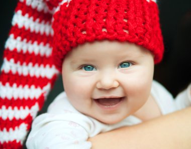 Kırmızı şapkalı bebek.