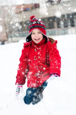 Küçük kız ve kardan adam