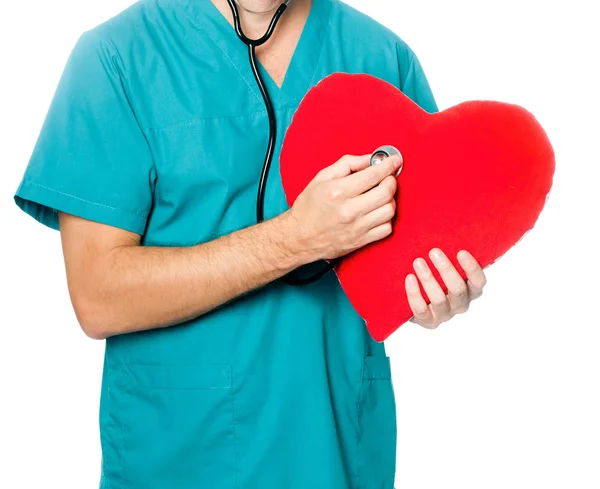 Arzt untersucht ein rotes Herz — Stockfoto