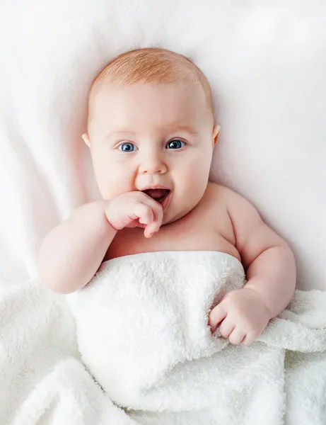 ベッドの上の赤ん坊 ロイヤリティフリーのストック写真