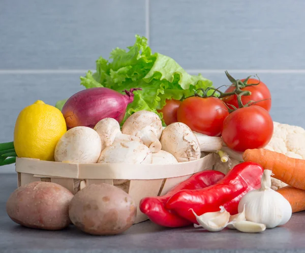 Färska färgglada grönsaker på bordet — Stockfoto