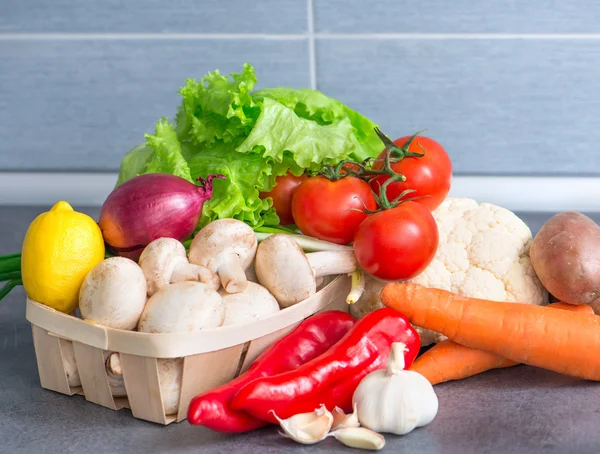 Grönsaker på bordet — Stockfoto