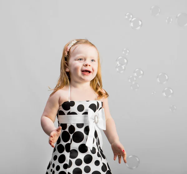 Kleines Mädchen mit Seifenblasen — Stockfoto