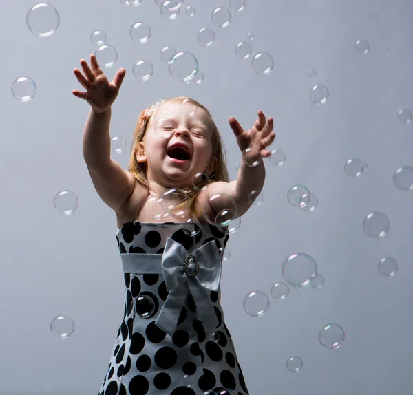 Kleines Mädchen mit Seifenblasen — Stockfoto