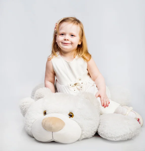 Petite fille avec ours jouet — Photo