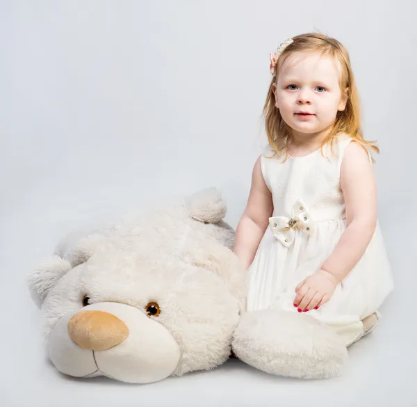 Petite fille avec ours jouet — Photo