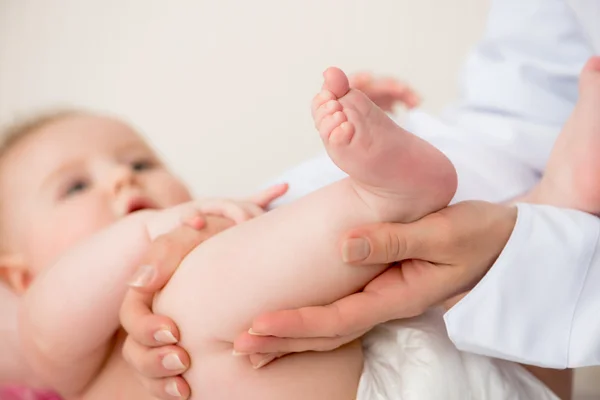 Médico massageando bebê — Fotografia de Stock