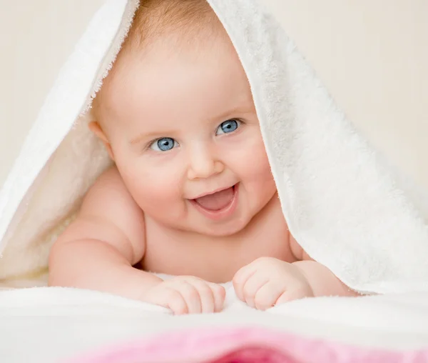 Gelukkig baby met handdoek — Stockfoto