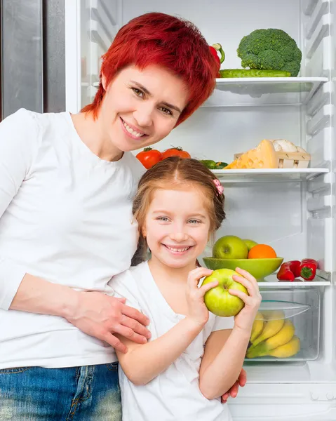 Mãe e filha na cozinha — Fotografia de Stock