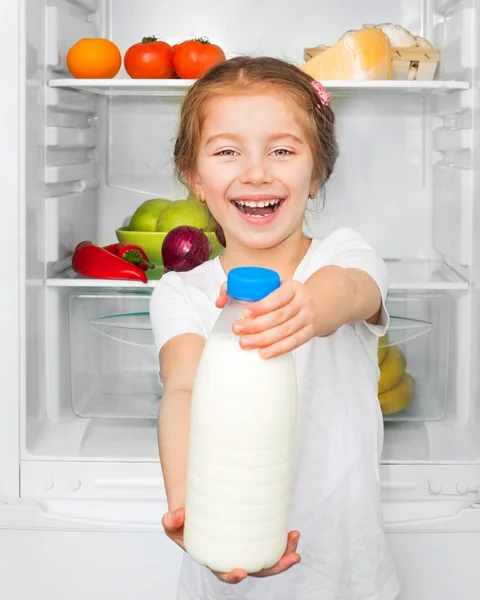 Buzdolabı karşı küçük kız — Stok fotoğraf