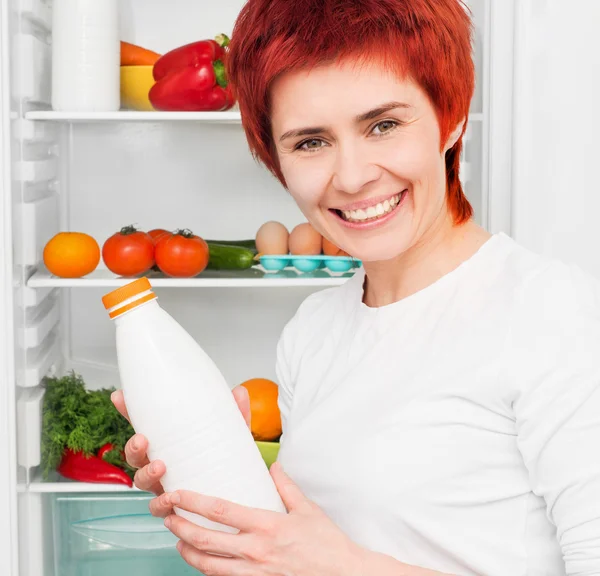 冷蔵庫に対する女性 — ストック写真