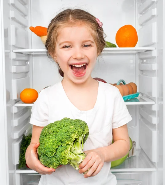 Niña contra un refrigerador —  Fotos de Stock