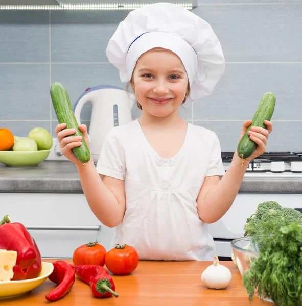 Kleines Mädchen mit Gurken — Stockfoto