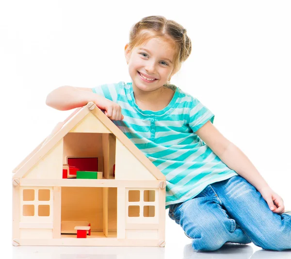 Flicka med en leksak hus — Stockfoto