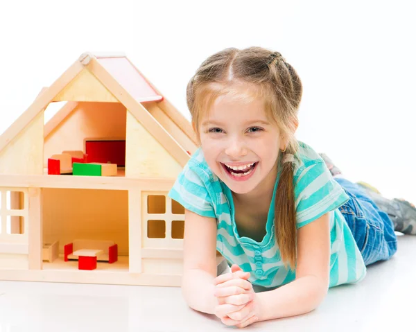 Chica con una casa de juguete — Foto de Stock