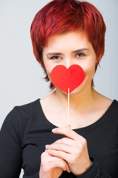 Fille avec coeur en papier — Photo