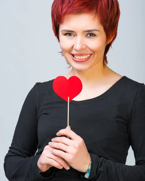 Chica con corazón de papel —  Fotos de Stock