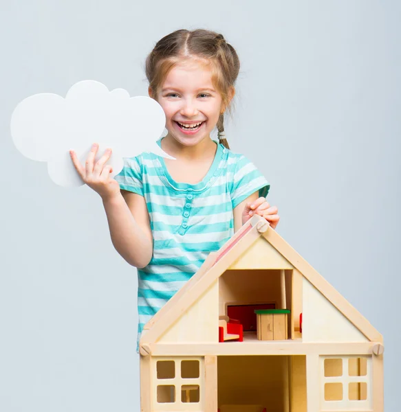 Meisje met een speelgoed-huis — Stockfoto