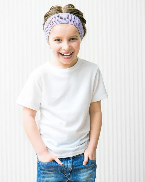 Ittle chica en camiseta blanca — Foto de Stock