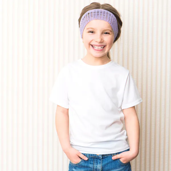 Ittle menina em branco t-shirt — Fotografia de Stock