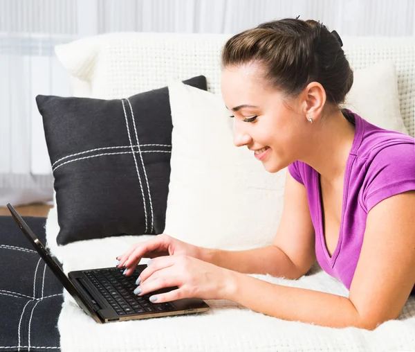 Jovem mulher com laptop — Fotografia de Stock