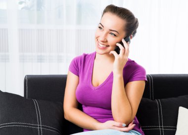 cep telefonu ile çekici kız