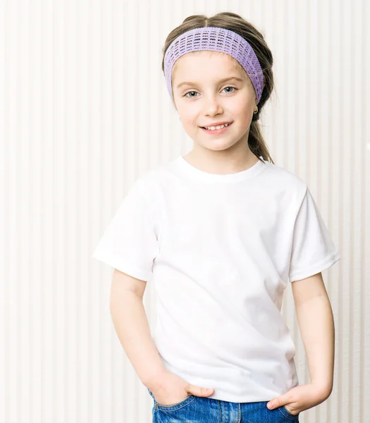 Ittle chica en camiseta blanca —  Fotos de Stock