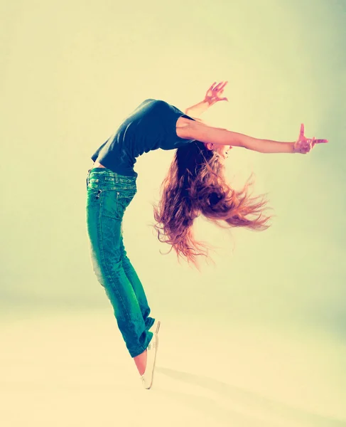 Young and beautiful dancer posing — Stock Photo, Image