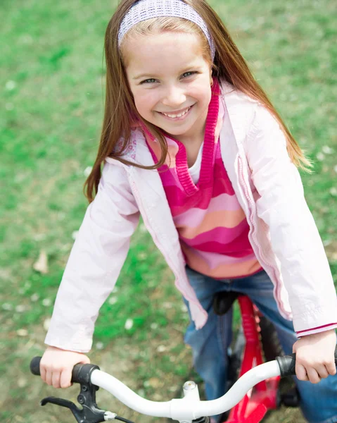 Liten flicka med hennes cykel — Stockfoto