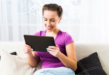 tablet pc ile güzel kız
