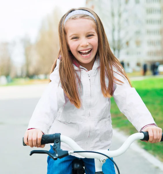 Liten flicka med hennes cykel — Stockfoto