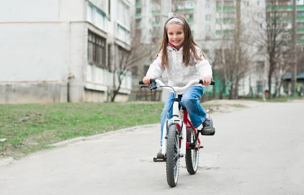 Bambina con la sua bicicletta — Foto Stock