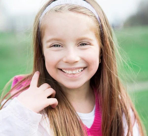 Portret van een gelukkig liitle meisje — Stockfoto