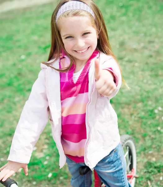 Menina com sua bicicleta — Fotografia de Stock