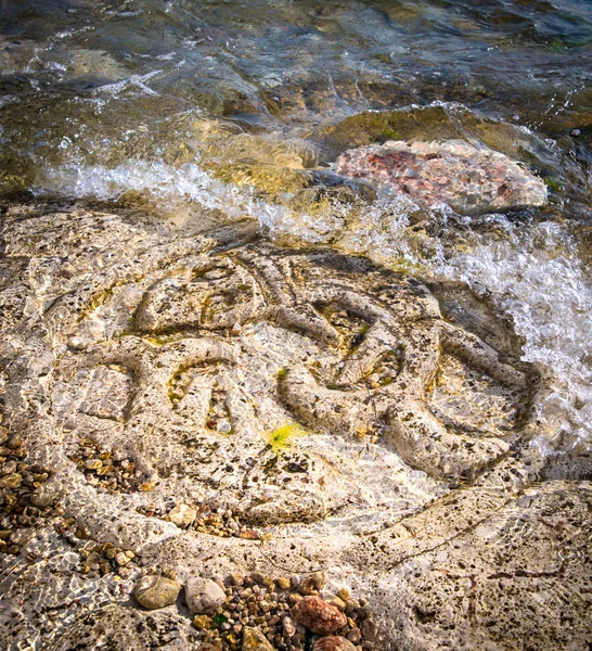 ビーチで岩の彫刻 — ストック写真