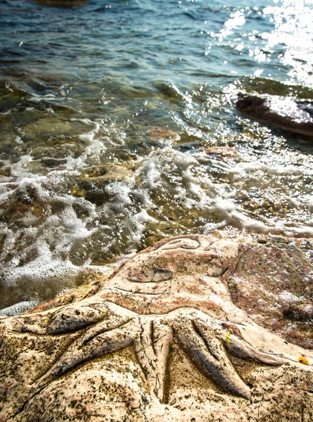ビーチで岩の彫刻 — ストック写真